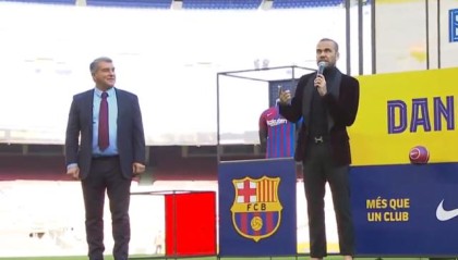 开云-阿尔维斯赤脚亮相诺坎普 超10000人迎接传奇回归！